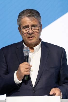 ILA, SACEUR-Gespräch der Atlantik-Brücke auf dem Messegelände Schönefeld, Berlin, 11.06.2026 Sigmar Gabriel, Vorsitzender der Atlantik-Brücke und ehemaliger Vizekanzler, beim SACEUR-Gespräch der Atlantik-Brücke - Internationalen Luft- und Raumfahrtausstellung (ILA), Berlin ExpoCenter Airport, Schönefeld, 11.6.26 Schönefeld Berlin ExpoCenter Airport Brandenburg Deutschland *** ILA, SACEUR Talk of the Atlantic Bridge at the Schönefeld Exhibition Grounds, Berlin, 11 06 2026 Sigmar Gabriel, Chairman of the Atlantic Bridge and former Vice-Chancellor, at the SACEUR Talk of the Atlantic Bridge International Aerospace Exhibition ILA , Berlin ExpoCenter Airport, Schönefeld, 11 6 26 Schönefeld Berlin ExpoCenter Airport Brandenburg Germany Copyright: xHolgerxMuchx