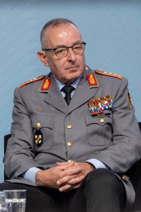 ILA, SACEUR-Gespräch der Atlantik-Brücke auf dem Messegelände Schönefeld, Berlin, 11.06.2026 General Carsten Breuer, Generalinspekteur der Bundeswehr bei Bundeswehr beim SACEUR-Gespräch der Atlantik-Brücke - Internationalen Luft- und Raumfahrtausstellung (ILA), Berlin ExpoCenter Airport, Schönefeld, 11.6.26 Schönefeld Berlin ExpoCenter Airport Brandenburg Deutschland *** ILA, SACEUR Talk of the Atlantic Bridge at the exhibition grounds Schönefeld, Berlin, 11 06 2026 General Carsten Breuer, Inspector General of the German Armed Forces at the SACEUR Talk of the Atlantic Bridge International Air and Space Exhibition ILA , Berlin ExpoCenter Airport, Schönefeld, 11 6 26 Schönefeld Berlin ExpoCenter Airport Brandenburg Germany Copyright: xHolgerxMuchx