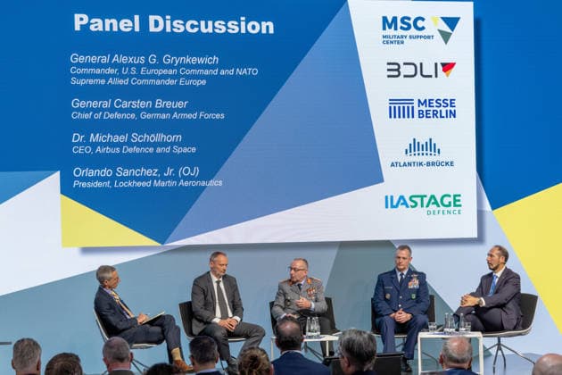 ILA, SACEUR-Gespräch der Atlantik-Brücke auf dem Messegelände Schönefeld, Berlin, 11.06.2026 Robert Wall, Executive Editor Defense & Space bei Aviation Week, General Carsten Breuer, Generalinspekteur der Bundeswehr bei Bundeswehr, Alexus G. Grynkewich, U.S. European Command and NATO Supreme Allied commander Europe (SACEUR), Orlando Sanchez Jr., Präsident bei Lockheed Martin Aeronautics, Dr. Michael Schoellhorn, Präsident beim Bundesverband der Deutschen Luft- und Raumfahrtindustrie e.V. (BDLI) beim SACEUR-Gespräch der Atlantik-Brücke - Internationalen Luft- und Raumfahrtausstellung (ILA), Berlin ExpoCenter Airport, Schönefeld, 11.6.26 Schönefeld Berlin ExpoCenter Airport Brandenburg Deutschland *** ILA, SACEUR Talk of the Atlantic Copyright: xHolgerxMuchx