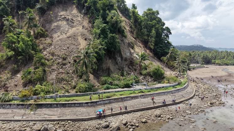 (260611) -- GENERAL SANTOS CITY, June 11, 2026 -- People struggle beside a blocked road after a major landslide triggered by an earthquake, in Sarangani Province, the Philippines, June 11, 2026. At least 47 people were killed, 31 missing and 688 injured after a magnitude 7.8 earthquake struck off the southern coast of Mindanao, the Philippines, on Monday, said the National Disaster Risk Reduction and Management Council (NDRRMC) on Thursday. (Str Xinhua) PHILIPPINES-SARANGANI PROVINCE-EARTHQUAKE-AFTERMATH RouellexUmali 