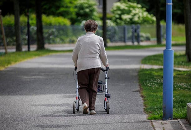 Eine aeltere Frau am Rollator Prenzlau Deutschland *** An elderly woman on a rollator Prenzlau Germany Copyright: xThomasxKoehlerx