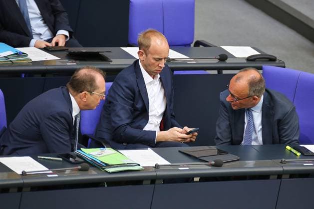 Berlin, Deutschland, 11.06.2026: Deutscher Bundestag: 83. Bundestagssitzung: Bundesminister des Innern Alexander Dobrindt (CSU) und Bundeskanzler Friedrich Merz (CDU) unterhalten sich, dazwischen Dennis Rohde (SPD) *** Berlin, Germany, 11 06 2026 German Bundestag 83 Bundestag session Federal Minister of the Interior Alexander Dobrindt CSU and Federal Chancellor Friedrich Merz CDU talk, in between Dennis Rohde SPD Copyright: xdtsxNachrichtenagenturx dts_122556
