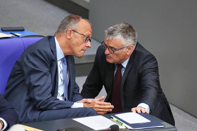 Berlin, Deutschland, 11.06.2026: Deutscher Bundestag: 83. Bundestagssitzung: Bundeskanzler Friedrich Merz (CDU) und Regierungssprecher Stefan Kornelius *** Berlin, Germany, 11 06 2026 German Bundestag 83 Bundestag session Federal Chancellor Friedrich Merz CDU and government spokesman Stefan Kornelius Copyright: xdtsxNachrichtenagenturx dts_122568