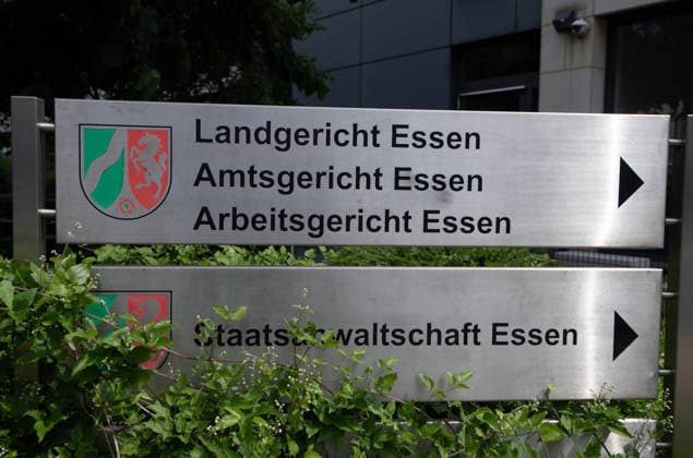 Landgericht Essen, Amtsgericht Essen, Arbeitsgericht Essen, Schild, Hinweistafel, Feature, Symbolfoto, Randmotiv, Verhandlungstermine in den Zivilverfahren W. . . Stadt-Sparkasse Gelsenkirchen und M. . . Stadt-Sparkasse Gelsenkirchen, Die Klaeger fordern nach dem spektakulaeren Einbruch in die Sparkasse Gelsenkirchen-Buer Entschaedigung fuer in den aufgebrochenen Schliessfaechern aufbewahrten Werte und werfen der Sparkasse unzureichende Sicherungsvorkehrungen vor, am 11.06.2026 vor dem Landgericht Essen; *** Essen Regional Court, Essen District Court, Essen Labor Court, sign, information board, feature, symbol photo, marginal motif, hearing dates in the civil proceedings W Stadt Sparkasse Gelsenkirchen and M Stadt Sparkasse Gelsenkirche