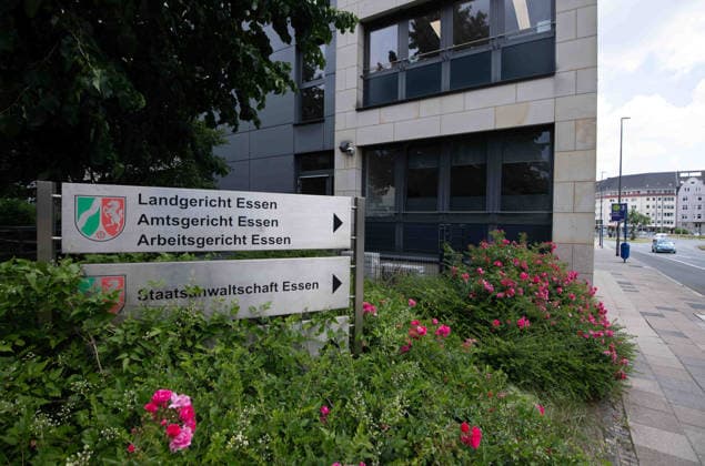 Landgericht Essen, Amtsgericht Essen, Arbeitsgericht Essen, Schild, Hinweistafel, Feature, Symbolfoto, Randmotiv, Verhandlungstermine in den Zivilverfahren W. . . Stadt-Sparkasse Gelsenkirchen und M. . . Stadt-Sparkasse Gelsenkirchen, Die Klaeger fordern nach dem spektakulaeren Einbruch in die Sparkasse Gelsenkirchen-Buer Entschaedigung fuer in den aufgebrochenen Schliessfaechern aufbewahrten Werte und werfen der Sparkasse unzureichende Sicherungsvorkehrungen vor, am 11.06.2026 vor dem Landgericht Essen; *** Essen Regional Court, Essen District Court, Essen Labor Court, sign, information board, feature, symbol photo, marginal motif, hearing dates in the civil proceedings W Stadt Sparkasse Gelsenkirchen and M Stadt Sparkasse Gelsenkirche