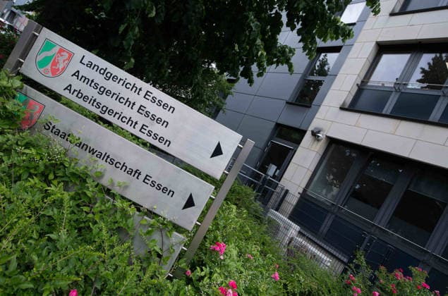 Landgericht Essen, Amtsgericht Essen, Arbeitsgericht Essen, Schild, Hinweistafel, Feature, Symbolfoto, Randmotiv, Verhandlungstermine in den Zivilverfahren W. . . Stadt-Sparkasse Gelsenkirchen und M. . . Stadt-Sparkasse Gelsenkirchen, Die Klaeger fordern nach dem spektakulaeren Einbruch in die Sparkasse Gelsenkirchen-Buer Entschaedigung fuer in den aufgebrochenen Schliessfaechern aufbewahrten Werte und werfen der Sparkasse unzureichende Sicherungsvorkehrungen vor, am 11.06.2026 vor dem Landgericht Essen; *** Essen Regional Court, Essen District Court, Essen Labor Court, sign, information board, feature, symbol photo, marginal motif, hearing dates in the civil proceedings W Stadt Sparkasse Gelsenkirchen and M Stadt Sparkasse Gelsenkirche