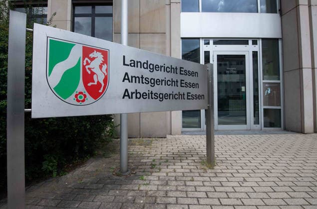 Landgericht Essen, Amtsgericht Essen, Arbeitsgericht Essen, Schild, Hinweistafel, Feature, Symbolfoto, Randmotiv, Verhandlungstermine in den Zivilverfahren W. . . Stadt-Sparkasse Gelsenkirchen und M. . . Stadt-Sparkasse Gelsenkirchen, Die Klaeger fordern nach dem spektakulaeren Einbruch in die Sparkasse Gelsenkirchen-Buer Entschaedigung fuer in den aufgebrochenen Schliessfaechern aufbewahrten Werte und werfen der Sparkasse unzureichende Sicherungsvorkehrungen vor, am 11.06.2026 vor dem Landgericht Essen; *** Essen Regional Court, Essen District Court, Essen Labor Court, sign, information board, feature, symbol photo, marginal motif, hearing dates in the civil proceedings W Stadt Sparkasse Gelsenkirchen and M Stadt Sparkasse Gelsenkirche