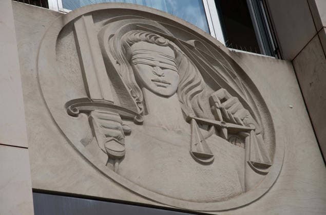 JUSTITIA, Steinplastik am Gerichtsgebaeude, Landgericht Essen, Feature, Symbolfoto, Randmotiv, Verhandlungstermine in den Zivilverfahren W. . . Stadt-Sparkasse Gelsenkirchen und M. . . Stadt-Sparkasse Gelsenkirchen, Die Klaeger fordern nach dem spektakulaeren Einbruch in die Sparkasse Gelsenkirchen-Buer Entschaedigung fuer in den aufgebrochenen Schliessfaechern aufbewahrten Werte und werfen der Sparkasse unzureichende Sicherungsvorkehrungen vor, am 11.06.2026 vor dem Landgericht Essen; *** JUSTITIA, Stone sculpture at the court building, Essen Regional Court, Feature, Symbol photo, Marginal motif, Hearing dates in the civil proceedings W Stadt Sparkasse Gelsenkirchen and M Stadt Sparkasse Gelsenkirchen, After the spectacular break-in at