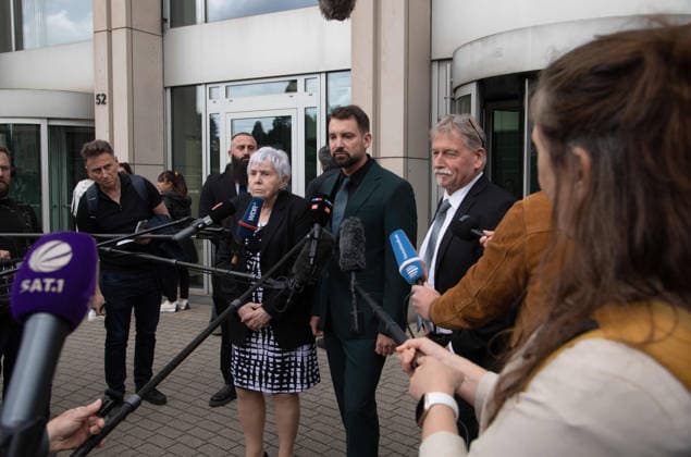 v.l. Klaegerin Rita M., Rechtsanwalt Daniel KUHLMANN und Klaeger Alfred WAGNER geben vor dem Gericht ein Pressestatement ab, Verhandlungstermine in den Zivilverfahren W. . . Stadt-Sparkasse Gelsenkirchen und M. . . Stadt-Sparkasse Gelsenkirchen, Die Klaeger fordern nach dem spektakulaeren Einbruch in die Sparkasse Gelsenkirchen-Buer Entschaedigung fuer in den aufgebrochenen Schliessfaechern aufbewahrten Werte und werfen der Sparkasse unzureichende Sicherungsvorkehrungen vor, am 11.06.2026 vor dem Landgericht Essen; *** f l Plaintiff Rita M , lawyer Daniel KUHLMANN and plaintiff Alfred WAGNER make a press statement in front of the court, hearing dates in the civil proceedings W Stadt Sparkasse Gelsenkirchen and M Stadt Sparkasse Gelsenkir