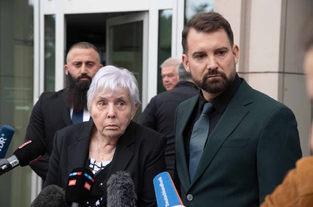 v.l. Klaegerin Rita M., Rechtsanwalt Daniel KUHLMANN geben vor dem Gericht ein Pressestatement ab, Verhandlungstermine in den Zivilverfahren W. . . Stadt-Sparkasse Gelsenkirchen und M. . . Stadt-Sparkasse Gelsenkirchen, Die Klaeger fordern nach dem spektakulaeren Einbruch in die Sparkasse Gelsenkirchen-Buer Entschaedigung fuer in den aufgebrochenen Schliessfaechern aufbewahrten Werte und werfen der Sparkasse unzureichende Sicherungsvorkehrungen vor, am 11.06.2026 vor dem Landgericht Essen; *** v l Plaintiff Rita M , lawyer Daniel KUHLMANN give a press statement in front of the court, hearing dates in the civil proceedings W Stadt Sparkasse Gelsenkirchen and M Stadt Sparkasse Gelsenkirchen, After the spectacular break-in at the Sparkasse