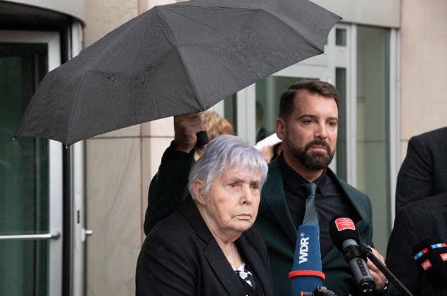 v.l. Klaegerin Rita M., Rechtsanwalt Daniel KUHLMANN geben vor dem Gericht ein Pressestatement ab, Verhandlungstermine in den Zivilverfahren W. . . Stadt-Sparkasse Gelsenkirchen und M. . . Stadt-Sparkasse Gelsenkirchen, Die Klaeger fordern nach dem spektakulaeren Einbruch in die Sparkasse Gelsenkirchen-Buer Entschaedigung fuer in den aufgebrochenen Schliessfaechern aufbewahrten Werte und werfen der Sparkasse unzureichende Sicherungsvorkehrungen vor, am 11.06.2026 vor dem Landgericht Essen; *** v l Plaintiff Rita M , lawyer Daniel KUHLMANN give a press statement in front of the court, hearing dates in the civil proceedings W Stadt Sparkasse Gelsenkirchen and M Stadt Sparkasse Gelsenkirchen, After the spectacular break-in at the Sparkasse