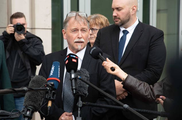 Klaeger Alfred WAGNER gibt vor dem Gericht ein Pressestatement ab, Verhandlungstermine in den Zivilverfahren W. . . Stadt-Sparkasse Gelsenkirchen und M. . . Stadt-Sparkasse Gelsenkirchen, Die Klaeger fordern nach dem spektakulaeren Einbruch in die Sparkasse Gelsenkirchen-Buer Entschaedigung fuer in den aufgebrochenen Schliessfaechern aufbewahrten Werte und werfen der Sparkasse unzureichende Sicherungsvorkehrungen vor, am 11.06.2026 vor dem Landgericht Essen; *** Plaintiff Alfred WAGNER makes a press statement before the court, Hearing dates in the civil proceedings W Stadt Sparkasse Gelsenkirchen and M Stadt Sparkasse Gelsenkirchen, After the spectacular break-in at the Sparkasse Gelsenkirchen Buer, the plaintiffs demand compensation for