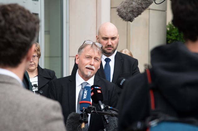 Klaeger Alfred WAGNER gibt vor dem Gericht ein Pressestatement ab, Verhandlungstermine in den Zivilverfahren W. . . Stadt-Sparkasse Gelsenkirchen und M. . . Stadt-Sparkasse Gelsenkirchen, Die Klaeger fordern nach dem spektakulaeren Einbruch in die Sparkasse Gelsenkirchen-Buer Entschaedigung fuer in den aufgebrochenen Schliessfaechern aufbewahrten Werte und werfen der Sparkasse unzureichende Sicherungsvorkehrungen vor, am 11.06.2026 vor dem Landgericht Essen; *** Plaintiff Alfred WAGNER makes a press statement before the court, Hearing dates in the civil proceedings W Stadt Sparkasse Gelsenkirchen and M Stadt Sparkasse Gelsenkirchen, After the spectacular break-in at the Sparkasse Gelsenkirchen Buer, the plaintiffs demand compensation for