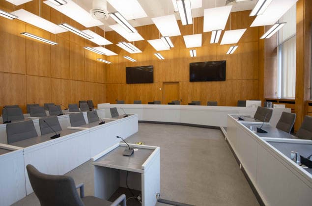Blick in den Gerichtssaal, , Justiz, Feature, Symbolfoto, Randmotiv, Verhandlungstermine in den Zivilverfahren W. . . Stadt-Sparkasse Gelsenkirchen und M. . . Stadt-Sparkasse Gelsenkirchen, Die Klaeger fordern nach dem spektakulaeren Einbruch in die Sparkasse Gelsenkirchen-Buer Entschaedigung fuer in den aufgebrochenen Schliessfaechern aufbewahrten Werte und werfen der Sparkasse unzureichende Sicherungsvorkehrungen vor, am 11.06.2026 vor dem Landgericht Essen; *** View of the courtroom, , Justice, Feature, Symbol photo, Border motif, Trial dates in the civil proceedings W Stadt Sparkasse Gelsenkirchen and M Stadt Sparkasse Gelsenkirchen, After the spectacular break-in at the Sparkasse Gelsenkirchen Buer, the plaintiffs are demanding comp