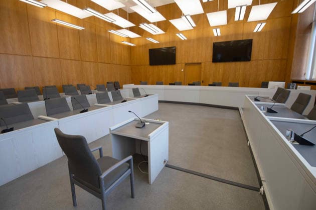 Blick in den Gerichtssaal, , Justiz, Feature, Symbolfoto, Randmotiv, Verhandlungstermine in den Zivilverfahren W. . . Stadt-Sparkasse Gelsenkirchen und M. . . Stadt-Sparkasse Gelsenkirchen, Die Klaeger fordern nach dem spektakulaeren Einbruch in die Sparkasse Gelsenkirchen-Buer Entschaedigung fuer in den aufgebrochenen Schliessfaechern aufbewahrten Werte und werfen der Sparkasse unzureichende Sicherungsvorkehrungen vor, am 11.06.2026 vor dem Landgericht Essen; *** View of the courtroom, , Justice, Feature, Symbol photo, Border motif, Trial dates in the civil proceedings W Stadt Sparkasse Gelsenkirchen and M Stadt Sparkasse Gelsenkirchen, After the spectacular break-in at the Sparkasse Gelsenkirchen Buer, the plaintiffs are demanding comp