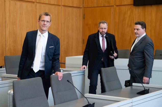 Matthias KLOH, (Mitte), Mitarbeiter der Sparkasse Gelsenkirchen, und die Rechtsanwaelte Dr. Oliver THIEMANN (links) und Dr. Mario KOENIGSHOFEN (rechts), Verhandlungstermine in den Zivilverfahren W. . . Stadt-Sparkasse Gelsenkirchen und M. . . Stadt-Sparkasse Gelsenkirchen, Die Klaeger fordern nach dem spektakulaeren Einbruch in die Sparkasse Gelsenkirchen-Buer Entschaedigung fuer in den aufgebrochenen Schliessfaechern aufbewahrten Werte und werfen der Sparkasse unzureichende Sicherungsvorkehrungen vor, am 11.06.2026 vor dem Landgericht Essen; *** Matthias KLOH, center , employee of Sparkasse Gelsenkirchen, and the lawyers Dr Oliver THIEMANN left and Dr Mario KOENIGSHOFEN right , hearing dates in the civil proceedings W Stadt Sparkasse Ge