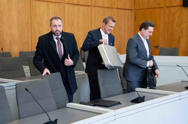 von links: Matthias KLOH, Mitarbeiter der Sparkasse Gelsenkirchen, und die Rechtsanwaelte Dr. Oliver THIEMANN und Dr. Mario KOENIGSHOFEN (rechts), Verhandlungstermine in den Zivilverfahren W. . . Stadt-Sparkasse Gelsenkirchen und M. . . Stadt-Sparkasse Gelsenkirchen, Die Klaeger fordern nach dem spektakulaeren Einbruch in die Sparkasse Gelsenkirchen-Buer Entschaedigung fuer in den aufgebrochenen Schliessfaechern aufbewahrten Werte und werfen der Sparkasse unzureichende Sicherungsvorkehrungen vor, am 11.06.2026 vor dem Landgericht Essen; *** From left Matthias KLOH, employee of Sparkasse Gelsenkirchen, and the lawyers Dr. Oliver THIEMANN and Dr. Mario KOENIGSHOFEN right , hearing dates in the civil proceedings W Stadt Sparkasse Gelsenkirc