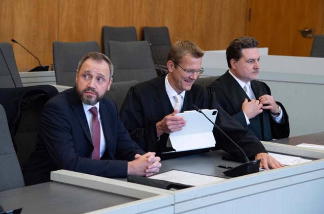 von links: Matthias KLOH, Mitarbeiter der Sparkasse Gelsenkirchen, und die Rechtsanwaelte Dr. Oliver THIEMANN und Dr. Mario KOENIGSHOFEN (rechts), Verhandlungstermine in den Zivilverfahren W. . . Stadt-Sparkasse Gelsenkirchen und M. . . Stadt-Sparkasse Gelsenkirchen, Die Klaeger fordern nach dem spektakulaeren Einbruch in die Sparkasse Gelsenkirchen-Buer Entschaedigung fuer in den aufgebrochenen Schliessfaechern aufbewahrten Werte und werfen der Sparkasse unzureichende Sicherungsvorkehrungen vor, am 11.06.2026 vor dem Landgericht Essen; *** From left Matthias KLOH, employee of Sparkasse Gelsenkirchen, and the lawyers Dr. Oliver THIEMANN and Dr. Mario KOENIGSHOFEN right , hearing dates in the civil proceedings W Stadt Sparkasse Gelsenkirc