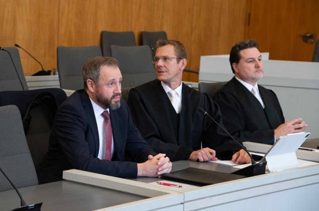 von links: Matthias KLOH, Mitarbeiter der Sparkasse Gelsenkirchen, und die Rechtsanwaelte Dr. Oliver THIEMANN und Dr. Mario KOENIGSHOFEN (rechts), Verhandlungstermine in den Zivilverfahren W. . . Stadt-Sparkasse Gelsenkirchen und M. . . Stadt-Sparkasse Gelsenkirchen, Die Klaeger fordern nach dem spektakulaeren Einbruch in die Sparkasse Gelsenkirchen-Buer Entschaedigung fuer in den aufgebrochenen Schliessfaechern aufbewahrten Werte und werfen der Sparkasse unzureichende Sicherungsvorkehrungen vor, am 11.06.2026 vor dem Landgericht Essen; *** From left Matthias KLOH, employee of Sparkasse Gelsenkirchen, and the lawyers Dr. Oliver THIEMANN and Dr. Mario KOENIGSHOFEN right , hearing dates in the civil proceedings W Stadt Sparkasse Gelsenkirc