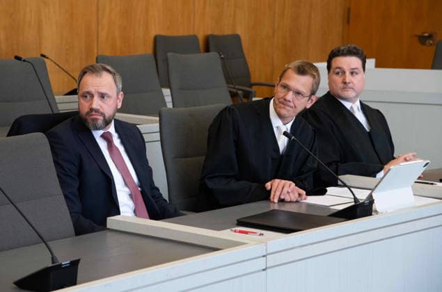 von links: Matthias KLOH, Mitarbeiter der Sparkasse Gelsenkirchen, und die Rechtsanwaelte Dr. Oliver THIEMANN und Dr. Mario KOENIGSHOFEN (rechts), Verhandlungstermine in den Zivilverfahren W. . . Stadt-Sparkasse Gelsenkirchen und M. . . Stadt-Sparkasse Gelsenkirchen, Die Klaeger fordern nach dem spektakulaeren Einbruch in die Sparkasse Gelsenkirchen-Buer Entschaedigung fuer in den aufgebrochenen Schliessfaechern aufbewahrten Werte und werfen der Sparkasse unzureichende Sicherungsvorkehrungen vor, am 11.06.2026 vor dem Landgericht Essen; *** From left Matthias KLOH, employee of Sparkasse Gelsenkirchen, and the lawyers Dr. Oliver THIEMANN and Dr. Mario KOENIGSHOFEN right , hearing dates in the civil proceedings W Stadt Sparkasse Gelsenkirc