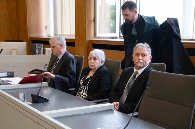 v.l. Rechsanwalt Christoph MEER, Klaegerin Rita M., Rechtsanwalt Daniel KUHLMANN und Klaeger Alfred WAGNER, Verhandlungstermine in den Zivilverfahren W. . . Stadt-Sparkasse Gelsenkirchen und M. . . Stadt-Sparkasse Gelsenkirchen, Die Klaeger fordern nach dem spektakulaeren Einbruch in die Sparkasse Gelsenkirchen-Buer Entschaedigung fuer in den aufgebrochenen Schliessfaechern aufbewahrten Werte und werfen der Sparkasse unzureichende Sicherungsvorkehrungen vor, am 11.06.2026 vor dem Landgericht Essen; *** From left
