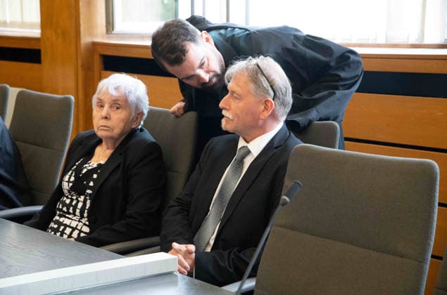 v.l. Klaegerin Rita M., Rechtsanwalt Daniel KUHLMANN und Klaeger Alfred WAGNER Verhandlungstermine in den Zivilverfahren W. . . Stadt-Sparkasse Gelsenkirchen und M. . . Stadt-Sparkasse Gelsenkirchen, Die Klaeger fordern nach dem spektakulaeren Einbruch in die Sparkasse Gelsenkirchen-Buer Entschaedigung fuer in den aufgebrochenen Schliessfaechern aufbewahrten Werte und werfen der Sparkasse unzureichende Sicherungsvorkehrungen vor, am 11.06.2026 vor dem Landgericht Essen; *** f l Plaintiff Rita M , lawyer Daniel KUHLMANN and plaintiff Alfred WAGNER Hearing dates in the civil proceedings W Stadt Sparkasse Gelsenkirchen and M Stadt Sparkasse Gelsenkirchen, After the spectacular break-in at the Sparkasse Gelsenkirchen Buer, the plaintiffs ar