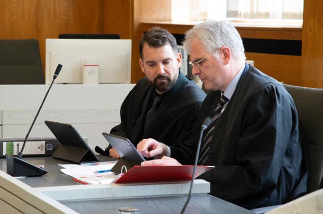 v.l. Rechtsanwalt Daniel KUHLMANN, Rechtsanwalt Christoph MEER, Verhandlungstermine in den Zivilverfahren W. . . Stadt-Sparkasse Gelsenkirchen und M. . . Stadt-Sparkasse Gelsenkirchen, Die Klaeger fordern nach dem spektakulaeren Einbruch in die Sparkasse Gelsenkirchen-Buer Entschaedigung fuer in den aufgebrochenen Schliessfaechern aufbewahrten Werte und werfen der Sparkasse unzureichende Sicherungsvorkehrungen vor, am 11.06.2026 vor dem Landgericht Essen; *** f l Attorney Daniel KUHLMANN, Attorney Christoph MEER, Hearing dates in the civil proceedings W Stadt Sparkasse Gelsenkirchen and M Stadt Sparkasse Gelsenkirchen, Following the spectacular break-in at the Sparkasse Gelsenkirchen Buer, the plaintiffs are demanding compensation for t