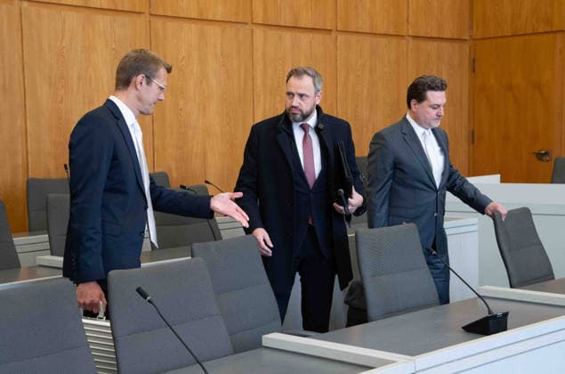 Matthias KLOH, (Mitte), Mitarbeiter der Sparkasse Gelsenkirchen, und die Rechtsanwaelte Dr. Oliver THIEMANN (links) und Dr. Mario KOENIGSHOFEN (rechts), Verhandlungstermine in den Zivilverfahren W. . . Stadt-Sparkasse Gelsenkirchen und M. . . Stadt-Sparkasse Gelsenkirchen, Die Klaeger fordern nach dem spektakulaeren Einbruch in die Sparkasse Gelsenkirchen-Buer Entschaedigung fuer in den aufgebrochenen Schliessfaechern aufbewahrten Werte und werfen der Sparkasse unzureichende Sicherungsvorkehrungen vor, am 11.06.2026 vor dem Landgericht Essen; *** Matthias KLOH, center , employee of Sparkasse Gelsenkirchen, and the lawyers Dr Oliver THIEMANN left and Dr Mario KOENIGSHOFEN right , hearing dates in the civil proceedings W Stadt Sparkasse Ge
