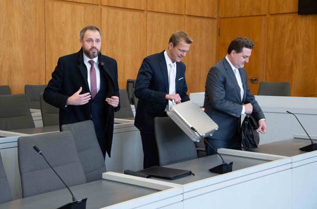 von links: Matthias KLOH, Mitarbeiter der Sparkasse Gelsenkirchen, und die Rechtsanwaelte Dr. Oliver THIEMANN und Dr. Mario KOENIGSHOFEN (rechts), Verhandlungstermine in den Zivilverfahren W. . . Stadt-Sparkasse Gelsenkirchen und M. . . Stadt-Sparkasse Gelsenkirchen, Die Klaeger fordern nach dem spektakulaeren Einbruch in die Sparkasse Gelsenkirchen-Buer Entschaedigung fuer in den aufgebrochenen Schliessfaechern aufbewahrten Werte und werfen der Sparkasse unzureichende Sicherungsvorkehrungen vor, am 11.06.2026 vor dem Landgericht Essen; *** From left Matthias KLOH, employee of Sparkasse Gelsenkirchen, and the lawyers Dr. Oliver THIEMANN and Dr. Mario KOENIGSHOFEN right , hearing dates in the civil proceedings W Stadt Sparkasse Gelsenkirc