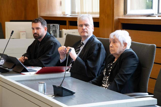 v.l. Rechtsanwalt Daniel KUHLMANN, Rechtsanwalt Christoph MEER, Klaegerin Rita M., Die Klaeger fordern nach dem spektakulaeren Einbruch in die Sparkasse Gelsenkirchen-Buer Entschaedigung fuer in den aufgebrochenen Schliessfaechern aufbewahrten Werte und werfen der Sparkasse unzureichende Sicherungsvorkehrungen vor, am 11.06.2026 vor dem Landgericht Essen; *** From left