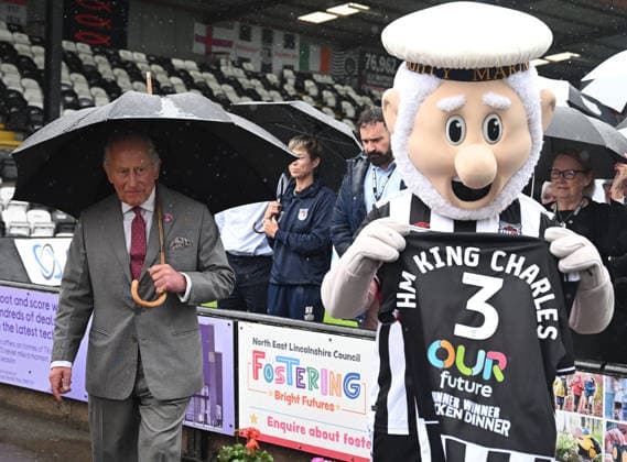 . 11 06 2026. Grimsby, United Kingdom. King Charles III meets the Grimsby Town Football Clubs mascot, the Mighty Mariner, during a visit to Grimsby, United Kingdom.  xPoolx xi-Imagesx IIM-26826-0001