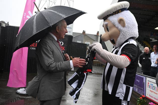 . 11 06 2026. Grimsby, United Kingdom. King Charles III meets the Grimsby Town Football Clubs mascot, the Mighty Mariner, during a visit to Grimsby, United Kingdom.  xPoolx xi-Imagesx IIM-26826-0002