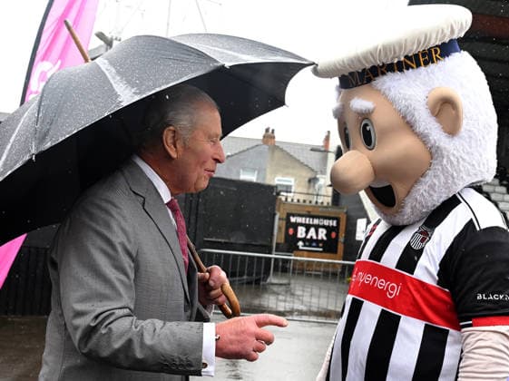 . 11 06 2026. Grimsby, United Kingdom. King Charles III meets the Grimsby Town Football Clubs mascot, the Mighty Mariner, during a visit to Grimsby, United Kingdom.  xPoolx xi-Imagesx IIM-26826-0003