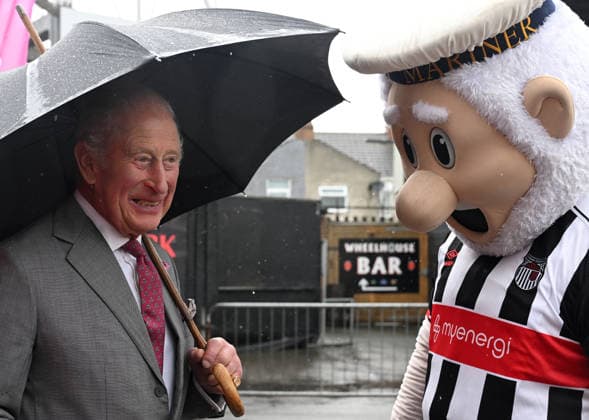. 11 06 2026. Grimsby, United Kingdom. King Charles III meets the Grimsby Town Football Clubs mascot, the Mighty Mariner, during a visit to Grimsby, United Kingdom.  xPoolx xi-Imagesx IIM-26826-0004