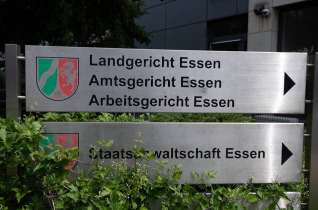 Landgericht Essen, Amtsgericht Essen, Arbeitsgericht Essen, Schild, Hinweistafel, Feature, Symbolfoto, Randmotiv, Verhandlungstermine in den Zivilverfahren W. . . Stadt-Sparkasse Gelsenkirchen und M. . . Stadt-Sparkasse Gelsenkirchen, Die Klaeger fordern nach dem spektakulaeren Einbruch in die Sparkasse Gelsenkirchen-Buer Entschaedigung fuer in den aufgebrochenen Schliessfaechern aufbewahrten Werte und werfen der Sparkasse unzureichende Sicherungsvorkehrungen vor, am 11.06.2026 vor dem Landgericht Essen; *** Essen Regional Court, Essen Local Court, Essen Labor Court, sign, information board, feature, symbol photo, marginal motif, hearing dates in the civil proceedings W Stadt Sparkasse Gelsenkirchen and M Stadt Sparkasse Gelsenkirchen,