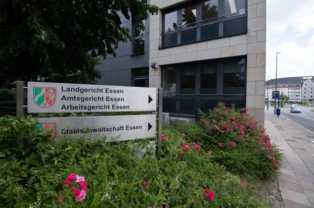 Landgericht Essen, Amtsgericht Essen, Arbeitsgericht Essen, Schild, Hinweistafel, Feature, Symbolfoto, Randmotiv, Verhandlungstermine in den Zivilverfahren W. . . Stadt-Sparkasse Gelsenkirchen und M. . . Stadt-Sparkasse Gelsenkirchen, Die Klaeger fordern nach dem spektakulaeren Einbruch in die Sparkasse Gelsenkirchen-Buer Entschaedigung fuer in den aufgebrochenen Schliessfaechern aufbewahrten Werte und werfen der Sparkasse unzureichende Sicherungsvorkehrungen vor, am 11.06.2026 vor dem Landgericht Essen; *** Essen Regional Court, Essen Local Court, Essen Labor Court, sign, information board, feature, symbol photo, marginal motif, hearing dates in the civil proceedings W Stadt Sparkasse Gelsenkirchen and M Stadt Sparkasse Gelsenkirchen,