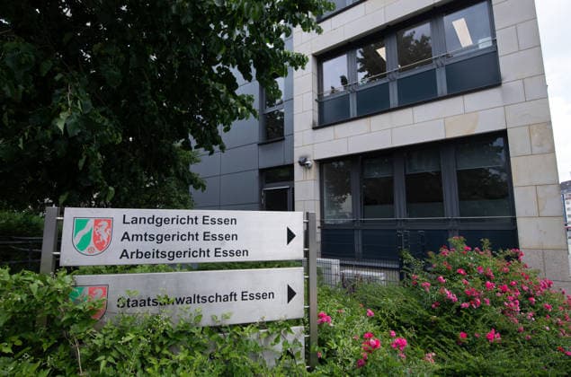 Landgericht Essen, Amtsgericht Essen, Arbeitsgericht Essen, Schild, Hinweistafel, Feature, Symbolfoto, Randmotiv, Verhandlungstermine in den Zivilverfahren W. . . Stadt-Sparkasse Gelsenkirchen und M. . . Stadt-Sparkasse Gelsenkirchen, Die Klaeger fordern nach dem spektakulaeren Einbruch in die Sparkasse Gelsenkirchen-Buer Entschaedigung fuer in den aufgebrochenen Schliessfaechern aufbewahrten Werte und werfen der Sparkasse unzureichende Sicherungsvorkehrungen vor, am 11.06.2026 vor dem Landgericht Essen; *** Essen Regional Court, Essen District Court, Essen Labor Court, sign, information board, feature, symbol photo, marginal motif, hearing dates in the civil proceedings W Stadt Sparkasse Gelsenkirchen and M Stadt Sparkasse Gelsenkirche
