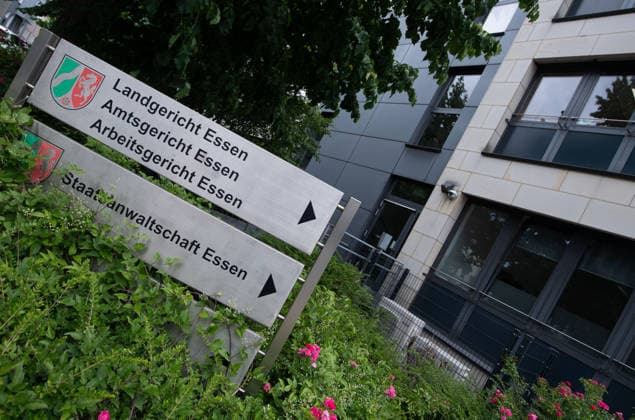 Landgericht Essen, Amtsgericht Essen, Arbeitsgericht Essen, Schild, Hinweistafel, Feature, Symbolfoto, Randmotiv, Verhandlungstermine in den Zivilverfahren W. . . Stadt-Sparkasse Gelsenkirchen und M. . . Stadt-Sparkasse Gelsenkirchen, Die Klaeger fordern nach dem spektakulaeren Einbruch in die Sparkasse Gelsenkirchen-Buer Entschaedigung fuer in den aufgebrochenen Schliessfaechern aufbewahrten Werte und werfen der Sparkasse unzureichende Sicherungsvorkehrungen vor, am 11.06.2026 vor dem Landgericht Essen; *** Essen Regional Court, Essen District Court, Essen Labor Court, sign, information board, feature, symbol photo, marginal motif, hearing dates in the civil proceedings W Stadt Sparkasse Gelsenkirchen and M Stadt Sparkasse Gelsenkirche