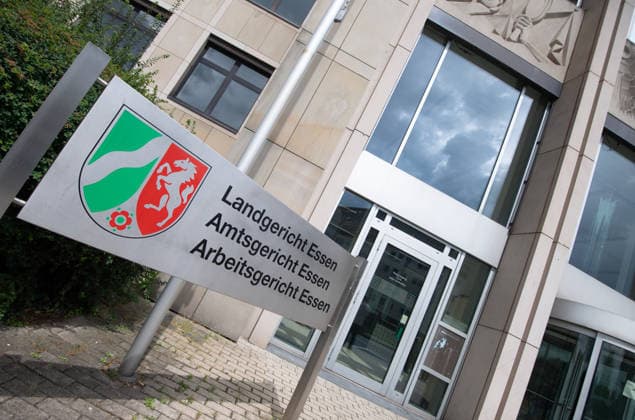 Landgericht Essen, Amtsgericht Essen, Arbeitsgericht Essen, Schild, Hinweistafel, Feature, Symbolfoto, Randmotiv, Verhandlungstermine in den Zivilverfahren W. . . Stadt-Sparkasse Gelsenkirchen und M. . . Stadt-Sparkasse Gelsenkirchen, Die Klaeger fordern nach dem spektakulaeren Einbruch in die Sparkasse Gelsenkirchen-Buer Entschaedigung fuer in den aufgebrochenen Schliessfaechern aufbewahrten Werte und werfen der Sparkasse unzureichende Sicherungsvorkehrungen vor, am 11.06.2026 vor dem Landgericht Essen; *** Essen Regional Court, Essen District Court, Essen Labor Court, sign, information board, feature, symbol photo, marginal motif, hearing dates in the civil proceedings W Stadt Sparkasse Gelsenkirchen and M Stadt Sparkasse Gelsenkirche