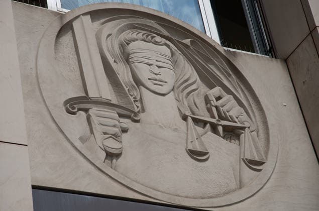 JUSTITIA, Steinplastik am Gerichtsgebaeude, Landgericht Essen, Feature, Symbolfoto, Randmotiv, Verhandlungstermine in den Zivilverfahren W. . . Stadt-Sparkasse Gelsenkirchen und M. . . Stadt-Sparkasse Gelsenkirchen, Die Klaeger fordern nach dem spektakulaeren Einbruch in die Sparkasse Gelsenkirchen-Buer Entschaedigung fuer in den aufgebrochenen Schliessfaechern aufbewahrten Werte und werfen der Sparkasse unzureichende Sicherungsvorkehrungen vor, am 11.06.2026 vor dem Landgericht Essen; *** JUSTITIA, Stone sculpture at the court building, Essen Regional Court, Feature, Symbol photo, Marginal motif, Hearing dates in the civil proceedings W Stadt Sparkasse Gelsenkirchen and M Stadt Sparkasse Gelsenkirchen, After the spectacular break-in at