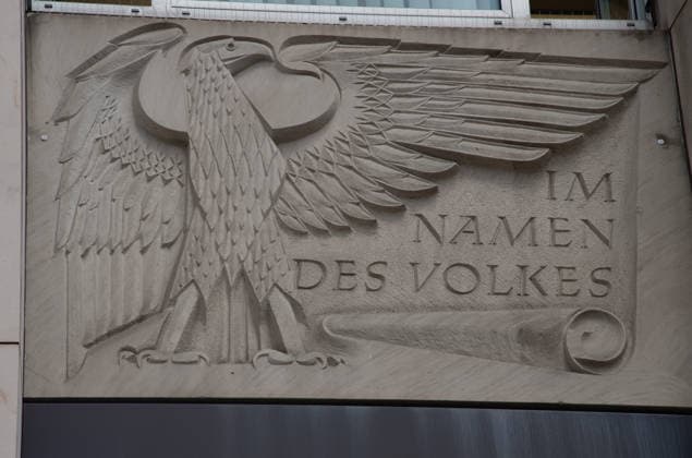 IM NAMEN DES VOLKES, Steinplastik am Gerichtsgebaeude, Landgericht Essen, Feature, Symbolfoto, Randmotiv, Verhandlungstermine in den Zivilverfahren W. . . Stadt-Sparkasse Gelsenkirchen und M. . . Stadt-Sparkasse Gelsenkirchen, Die Klaeger fordern nach dem spektakulaeren Einbruch in die Sparkasse Gelsenkirchen-Buer Entschaedigung fuer in den aufgebrochenen Schliessfaechern aufbewahrten Werte und werfen der Sparkasse unzureichende Sicherungsvorkehrungen vor, am 11.06.2026 vor dem Landgericht Essen; *** IN THE NAME OF THE PEOPLE, Stone sculpture at the court building, Essen Regional Court, Feature, Symbolic photo, Marginal motif, Hearing dates in the civil proceedings W Stadt Sparkasse Gelsenkirchen and M Stadt Sparkasse Gelsenkirchen, Aft