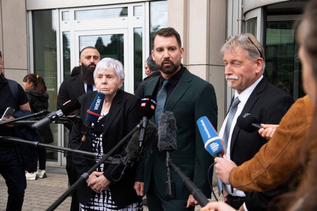v.l. Klaegerin Rita M., Rechtsanwalt Daniel KUHLMANN und Klaeger Alfred WAGNER geben vor dem Gericht ein Pressestatement ab, Verhandlungstermine in den Zivilverfahren W. . . Stadt-Sparkasse Gelsenkirchen und M. . . Stadt-Sparkasse Gelsenkirchen, Die Klaeger fordern nach dem spektakulaeren Einbruch in die Sparkasse Gelsenkirchen-Buer Entschaedigung fuer in den aufgebrochenen Schliessfaechern aufbewahrten Werte und werfen der Sparkasse unzureichende Sicherungsvorkehrungen vor, am 11.06.2026 vor dem Landgericht Essen; *** f l Plaintiff Rita M , lawyer Daniel KUHLMANN and plaintiff Alfred WAGNER make a press statement in front of the court, Hearing dates in the civil proceedings W Stadt Sparkasse Gelsenkirchen and M Stadt Sparkasse Gelsenkir