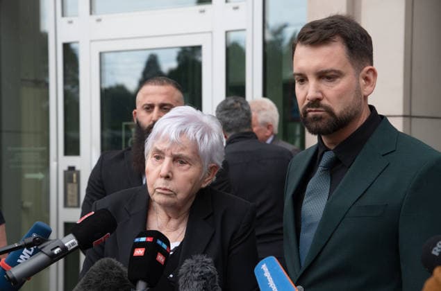 v.l. Klaegerin Rita M., Rechtsanwalt Daniel KUHLMANN geben vor dem Gericht ein Pressestatement ab, Verhandlungstermine in den Zivilverfahren W. . . Stadt-Sparkasse Gelsenkirchen und M. . . Stadt-Sparkasse Gelsenkirchen, Die Klaeger fordern nach dem spektakulaeren Einbruch in die Sparkasse Gelsenkirchen-Buer Entschaedigung fuer in den aufgebrochenen Schliessfaechern aufbewahrten Werte und werfen der Sparkasse unzureichende Sicherungsvorkehrungen vor, am 11.06.2026 vor dem Landgericht Essen; *** v l Plaintiff Rita M , lawyer Daniel KUHLMANN give a press statement in front of the court, hearing dates in the civil proceedings W Stadt Sparkasse Gelsenkirchen and M Stadt Sparkasse Gelsenkirchen, After the spectacular break-in at the Sparkasse