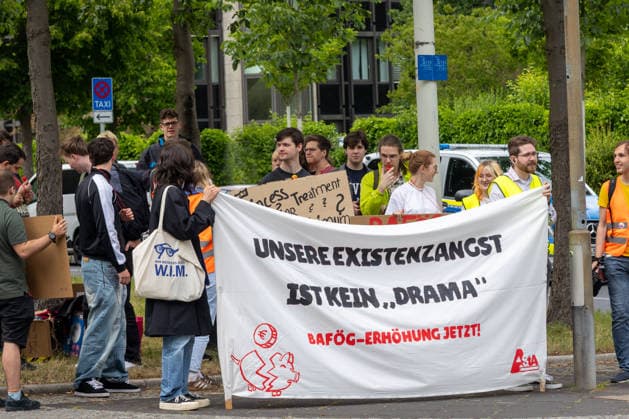 Studierende protestieren in Bonn gegen Stopp der BAföG-Erhöhung Bonn, 11. Juni 2026: Studierende der Universität Bonn protestieren vor dem Bundesministerium für Forschung, Technologie und Raumfahrt gegen die geplante Absage der angekündigten BAföG-Erhöhung. Zu der Kundgebung hatte der Allgemeine Studierendenausschuss (AStA) aufgerufen. Die Demonstrierenden fordern eine Anhebung der Förderleistungen angesichts steigender Miet- und Lebenshaltungskosten. Bonn Gronau Nordrhein-Westfalen Deutschland *** Students protest in Bonn against halt to BAföG increase Bonn, June 11, 2026 Students from the University of Bonn protest in front of the Federal Ministry of Research, Technology and Space against the planned cancellation of the announced