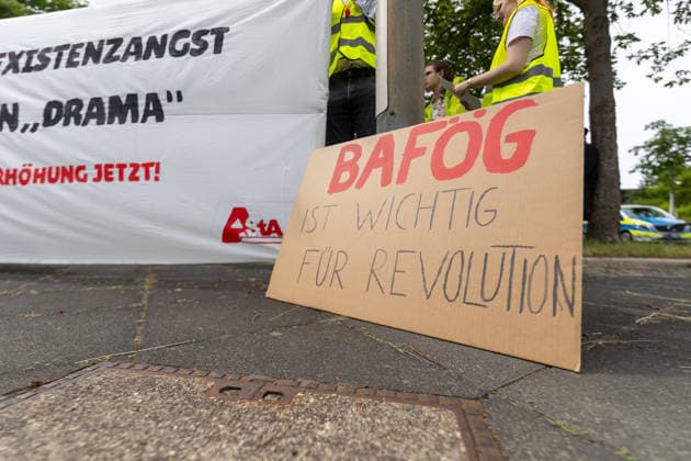 Studierende protestieren in Bonn gegen Stopp der BAföG-Erhöhung Bonn, 11. Juni 2026: Studierende der Universität Bonn protestieren vor dem Bundesministerium für Forschung, Technologie und Raumfahrt gegen die geplante Absage der angekündigten BAföG-Erhöhung. Zu der Kundgebung hatte der Allgemeine Studierendenausschuss (AStA) aufgerufen. Die Demonstrierenden fordern eine Anhebung der Förderleistungen angesichts steigender Miet- und Lebenshaltungskosten. Bonn Gronau Nordrhein-Westfalen Deutschland *** Students protest in Bonn against halt to BAföG increase Bonn, June 11, 2026 Students from the University of Bonn protest in front of the Federal Ministry of Research, Technology and Space against the planned cancellation of the announced