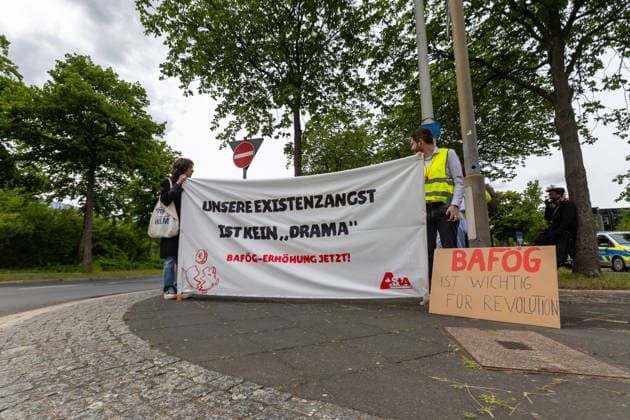 Studierende protestieren in Bonn gegen Stopp der BAföG-Erhöhung Bonn, 11. Juni 2026: Studierende der Universität Bonn protestieren vor dem Bundesministerium für Forschung, Technologie und Raumfahrt gegen die geplante Absage der angekündigten BAföG-Erhöhung. Zu der Kundgebung hatte der Allgemeine Studierendenausschuss (AStA) aufgerufen. Die Demonstrierenden fordern eine Anhebung der Förderleistungen angesichts steigender Miet- und Lebenshaltungskosten. Bonn Gronau Nordrhein-Westfalen Deutschland *** Students protest in Bonn against halt to BAföG increase Bonn, June 11, 2026 Students from the University of Bonn protest in front of the Federal Ministry of Research, Technology and Space against the planned cancellation of the announced