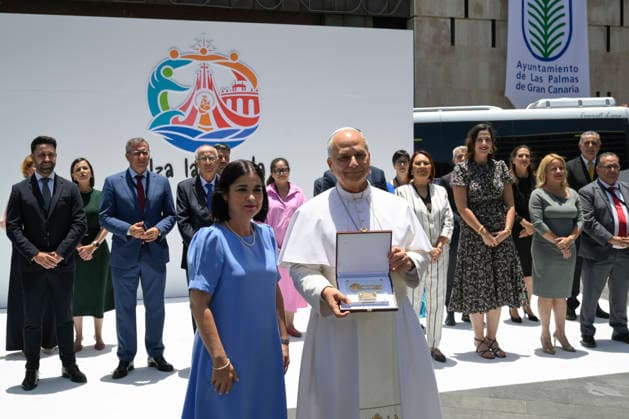SPAIN - POPE LEO XIV GREETS PEOPLE DURING MEETING WITH BISHOPS, PRIESTS , DEACONS ,RELIGIOUS,SEMINARIANS AND PASTORAL WORKERS IN THE CATHEDRAL OF SAINT ANNE IN LAS PALMAS ON THE CANARY ISLAND OF GRAN CANARIA - 2026 6 11 Spain, Vatican, 2026 6 11 Pope Leo XIV greets people during a meeting with bishops, priests, deacons, religious, seminarians and pastoral workers in the cathedral of Saint Anne in Las Palmas on the Canary Island of Gran Canaria, a place accustomed to the arrival of migrants, EDITORIAL USE ONLY - NO BOOKS Copyright: xVATICANxMEDIA CPPx