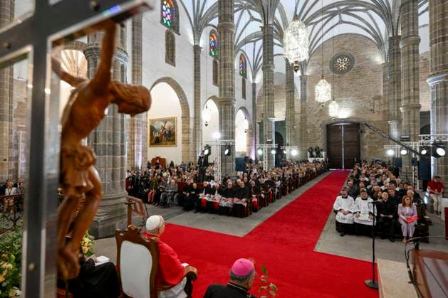 SPAIN - POPE LEO XIV GREETS PEOPLE DURING MEETING WITH BISHOPS, PRIESTS , DEACONS ,RELIGIOUS,SEMINARIANS AND PASTORAL WORKERS IN THE CATHEDRAL OF SAINT ANNE IN LAS PALMAS ON THE CANARY ISLAND OF GRAN CANARIA - 2026 6 11 Spain, Vatican, 2026 6 11 Pope Leo XIV greets people during a meeting with bishops, priests, deacons, religious, seminarians and pastoral workers in the cathedral of Saint Anne in Las Palmas on the Canary Island of Gran Canaria, a place accustomed to the arrival of migrants, EDITORIAL USE ONLY - NO BOOKS Copyright: xVATICANxMEDIA CPPx