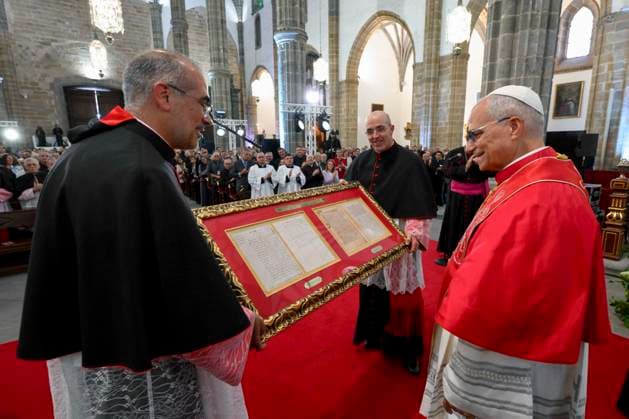 SPAIN - POPE LEO XIV GREETS PEOPLE DURING MEETING WITH BISHOPS, PRIESTS , DEACONS ,RELIGIOUS,SEMINARIANS AND PASTORAL WORKERS IN THE CATHEDRAL OF SAINT ANNE IN LAS PALMAS ON THE CANARY ISLAND OF GRAN CANARIA - 2026 6 11 Spain, Vatican, 2026 6 11 Pope Leo XIV greets people during a meeting with bishops, priests, deacons, religious, seminarians and pastoral workers in the cathedral of Saint Anne in Las Palmas on the Canary Island of Gran Canaria, a place accustomed to the arrival of migrants, EDITORIAL USE ONLY - NO BOOKS Copyright: xVATICANxMEDIA CPPx