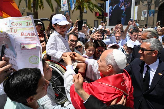 SPAIN - POPE LEO XIV GREETS PEOPLE DURING MEETING WITH BISHOPS, PRIESTS , DEACONS ,RELIGIOUS,SEMINARIANS AND PASTORAL WORKERS IN THE CATHEDRAL OF SAINT ANNE IN LAS PALMAS ON THE CANARY ISLAND OF GRAN CANARIA - 2026 6 11 Spain, Vatican, 2026 6 11 Pope Leo XIV greets people during a meeting with bishops, priests, deacons, religious, seminarians and pastoral workers in the cathedral of Saint Anne in Las Palmas on the Canary Island of Gran Canaria, a place accustomed to the arrival of migrants, EDITORIAL USE ONLY - NO BOOKS Copyright: xVATICANxMEDIA CPPx
